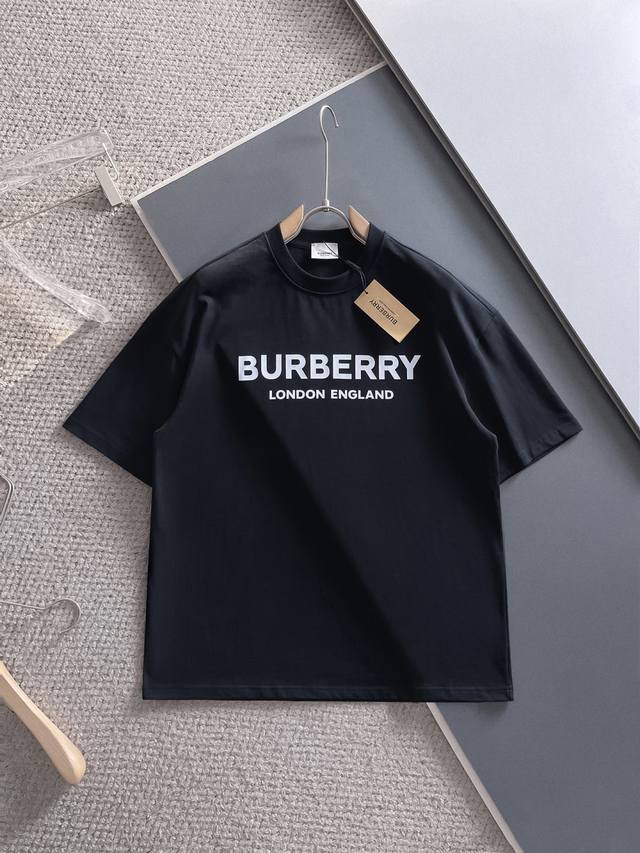 原单版本 Burberry 巴宝莉 2025春夏系列前后标识装饰 选用330克双纱平织棉面料打造，立体印花工艺 男女同款 推荐颜色 黑色 白色 浅灰色 尺码：X