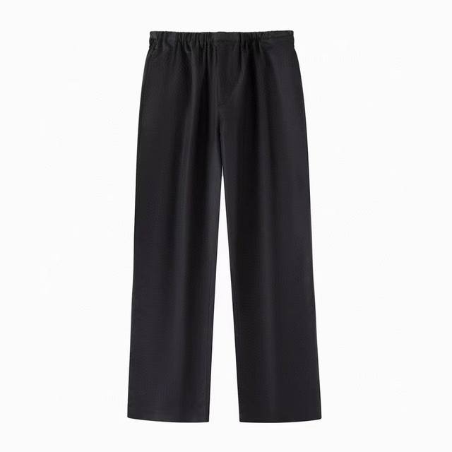 Prad.A Re-Nylon 再生尼龙新款慢跑裤 经典尼龙面料长裤 后口袋三角标Logo标志性极强 松紧绳适合各种腰围 版型非常的百搭 随时凹造型休闲又显瘦