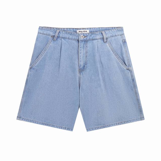 新款 Miu 25Ss丹宁牛仔短裤，Zp11860购入制作，这款丹宁牛仔采用宽松廓形，男生穿着更佳哦！ 官网都是这样介绍的 中低腰，系扣门禁，对比色缝线，正面斜