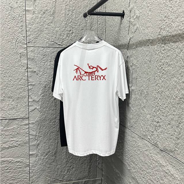 Arc'teryx*始祖*鸟2025春夏季潮牌新款 个性经典图腾字母Logo 立体植绒工艺 定制双纱平纹纯棉面料 短袖T恤 男女同款 颜色：黑色 白色 尺码：