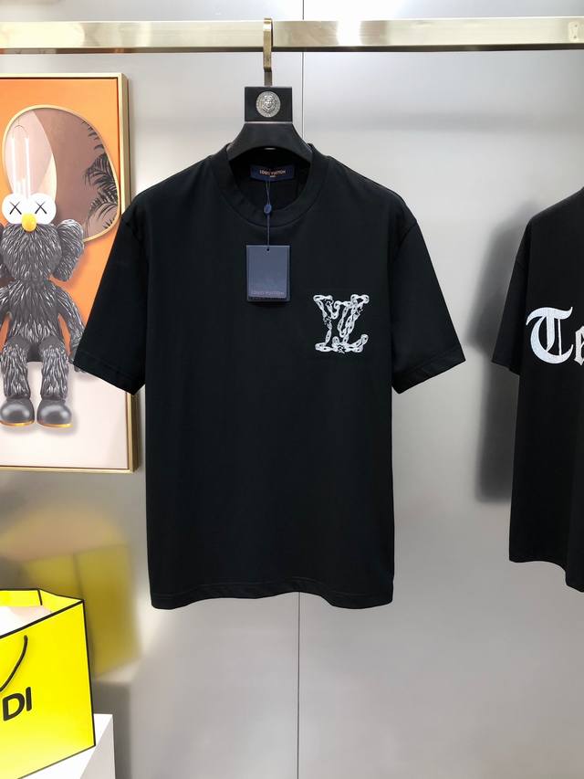 Lv 路易威登2025春夏新款原单男士圆领短袖T恤 专柜同步售卖 爆款高端品质 高版本 Os版型阔版 胸前后背立体刺绣字母Logo图案设计 定制进口双股100%