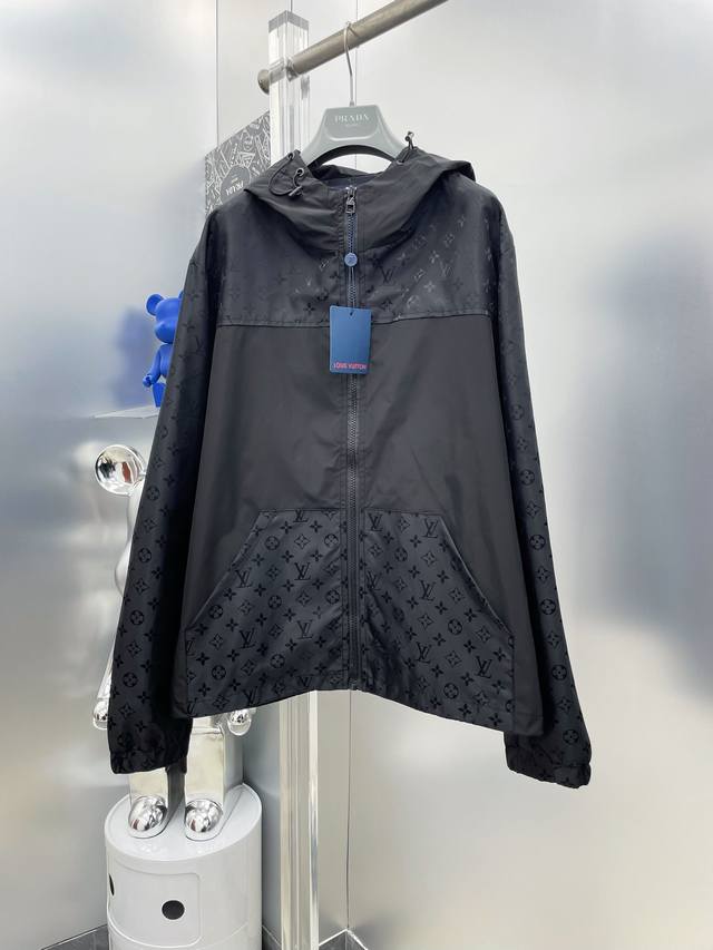 Lv 路易 2025Ss春冬新款老花字母拼接Logo 风衣连帽外套 M 双面穿原单三标齐全高端版本 专柜定制面料 透气舒适度高，细节无可挑剔，品牌元素设计理念，