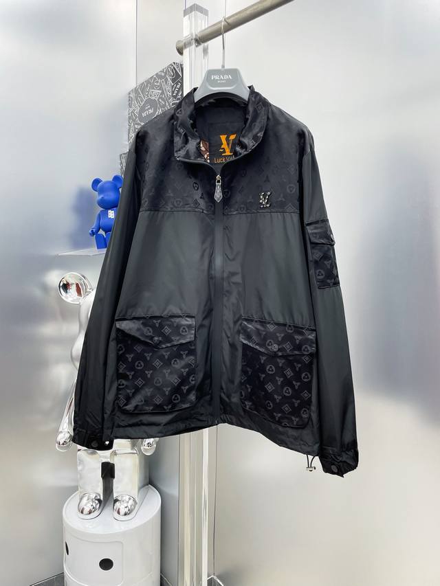 Lv 路易 2025Ss春冬新款徽标拼接Logo 夹克外套 M 双面穿原单三标齐全高端版本 专柜定制面料 透气舒适度高，细节无可挑剔，品牌元素设计理念，体现高品