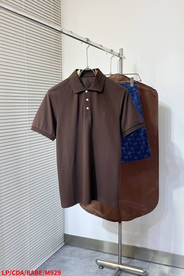 M929 Lp2570春夏新款男士短袖T恤，众多明星都爱穿的时尚百搭单品！胸前Logo徽章超级好看,喜欢经典简约的朋友,一定不能错过了这款！沉稳大气的品牌风格一