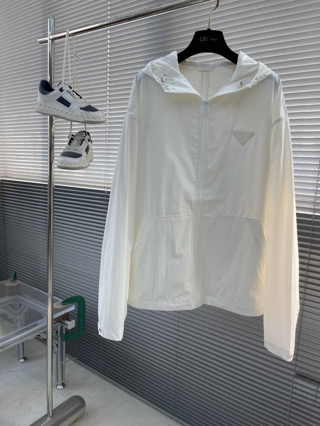 Prad 2025春夏外套系列 尺码：M-4Xl 版型：宽松版型 工艺：前幅做章仔工艺 后幅做三角形金属标的装饰设计 速干料子 上身超级轻便且舒适 简约时尚