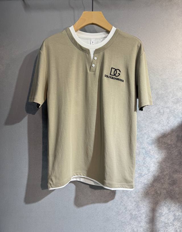 D&G 杜嘉班纳 25Ss新款春夏短袖 最高版本客供定制高端纯棉面料 简单时尚款，配色超级好看！经典Logo的设计 简单大方的款式！W3满满的高级感，四季可穿。