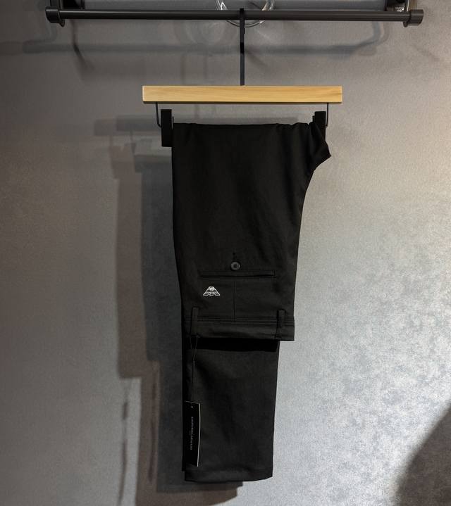 Armani 阿玛尼 2025春夏男士休闲西裤，男士经典基础款小直筒裤 简洁纯色百搭款五金Logo辅料配合 精致内里包边，标志性明显，衣橱必备，专柜在售，全品相