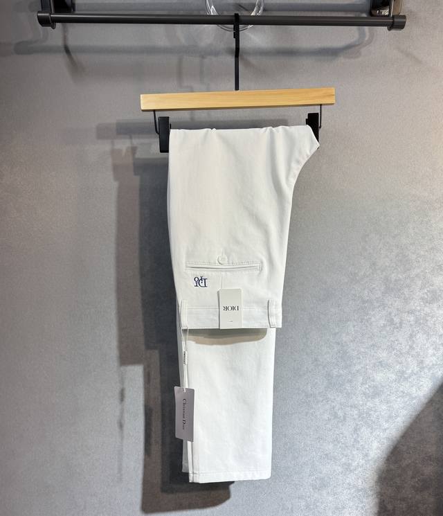 Dior 迪奥 2025春夏男士休闲西裤，男士经典基础款小直筒裤 简洁纯色百搭款五金Logo辅料配合 精致内里包边，标志性明显，衣橱必备，专柜在售，全品相外贸订