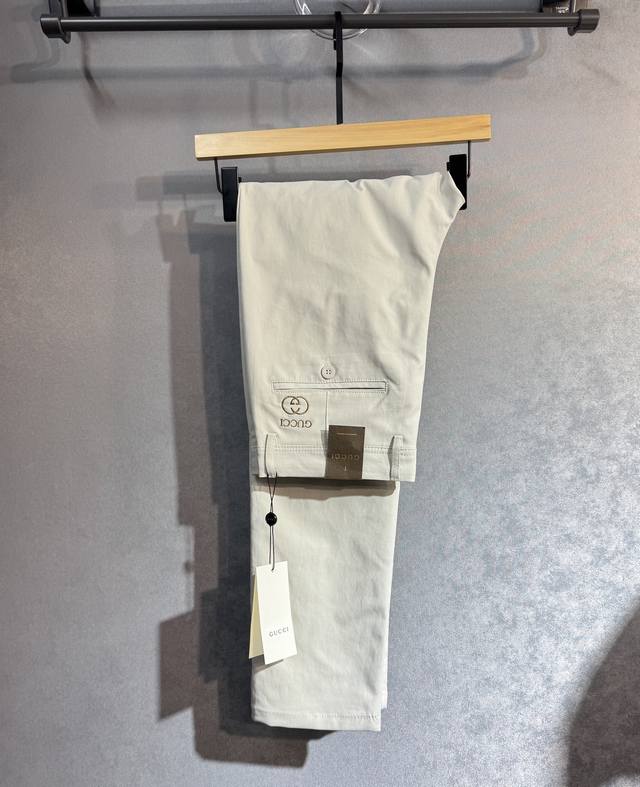 Gucci 古奇 2025春夏男士休闲西裤，男士经典基础款小直筒裤 简洁纯色百搭款五金Logo辅料配合 精致内里包边，标志性明显，衣橱必备，专柜在售，全品相外贸