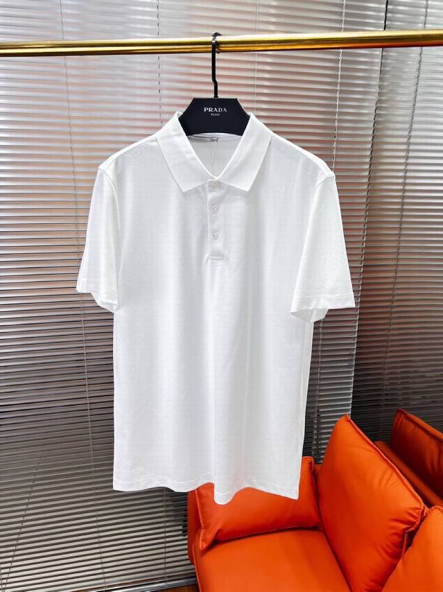 Versace 范思哲春夏新款首发最新款短袖翻领T恤Polo衫，设计前卫时尚！品牌重工艺长城纹提花工艺，高端定制棉+聚酯纤维混纺面料.手感柔软.穿着舒适.级别精