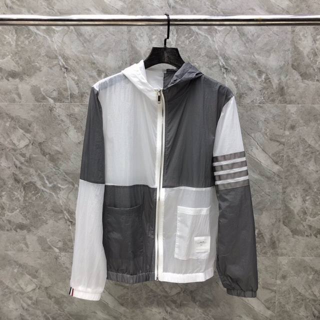 Thom Browne 汤姆布朗 Tb棋盘防晒服夹克外套 码数：1-4 颜色：白灰、红蓝 下单请报身高体重