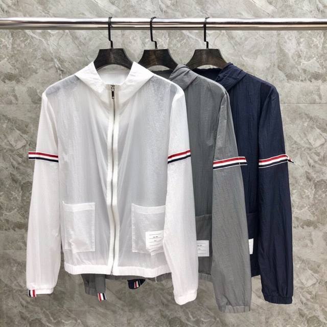 Thom Browne 汤姆布朗 Tb彩虹双织防晒服夹克外套 男女同款情侣款 码数：1-4 颜色：白、灰、藏青、黄色、粉色、红色、浅蓝、深蓝 下单请报身高体重