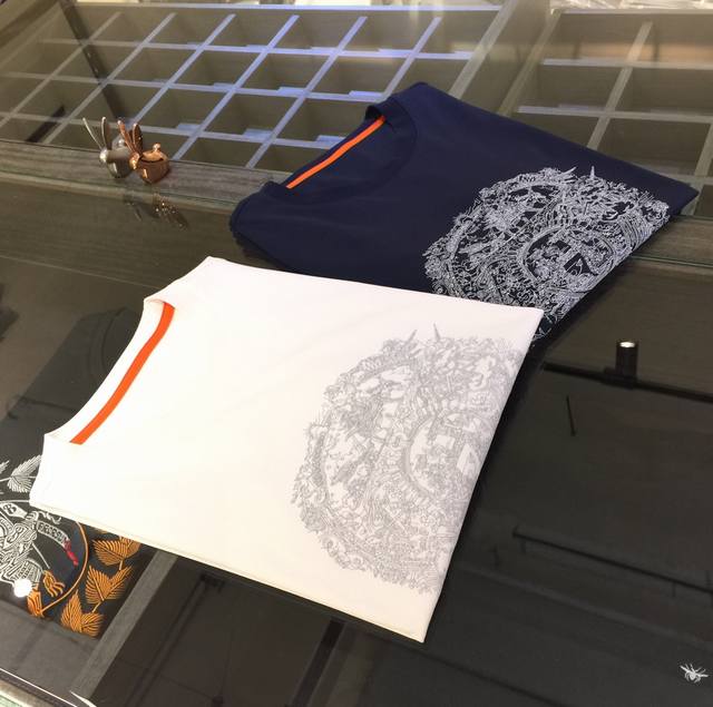 H家2025夏季新品 秒杀一切版本！经典时尚百搭圆领短袖 胸前精美立体线绣Logo设计！订制蚕丝混纺柔软面料 男人的衣柜都少不了基础打底衫 随时随地都可以拿来搭