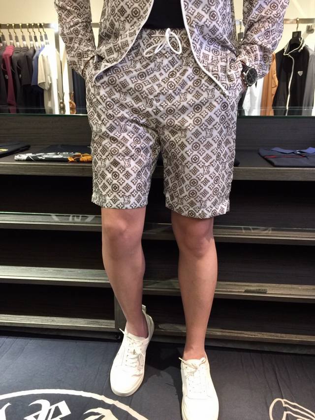 套 短裤细节驴家2025新品，男士夏季运动休闲防晒服套装，连帽长袖外套和短裤的组合，单穿也很实用，非常顺滑舒适的进口防晒面料，2025夏季系列 典藏元素中汲取灵