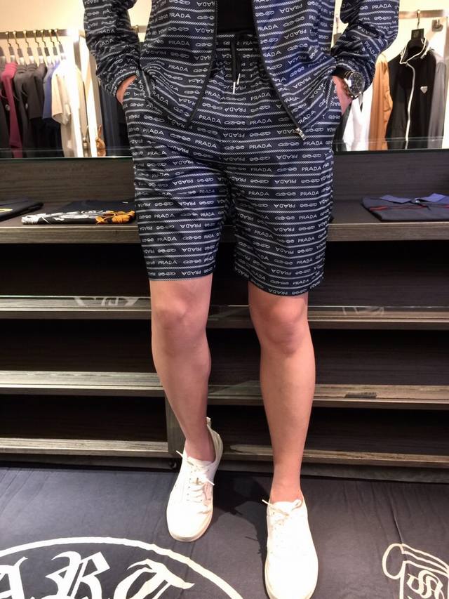 套 短裤细节P家2025新品，男士夏季运动休闲防晒服套装，连帽长袖外套和短裤的组合，单穿也很实用，非常顺滑舒适的进口防晒面料，2025夏季系列 典藏元素中汲取灵
