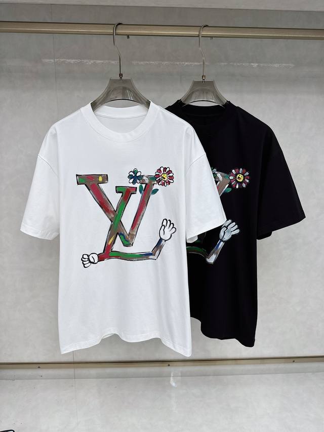 Lv 2025夏季新款首发专柜最新款短袖圆领T恤 高端订制 设计前卫时尚！品牌Logo重工艺设计 高端定制丝光棉面料.手感柔软.穿着舒适.专柜级别精致车线.做工