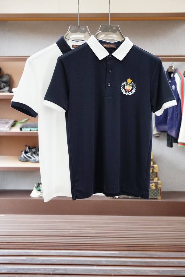 2025春夏系列新品 Dg-男士标识短袖Polo衫延续经典彩条点缀 商务休闲翻领Polo恤.该款Polo衫采用丝光双面棉质珠地面料制成，隽永设计可跨越时尚潮流。