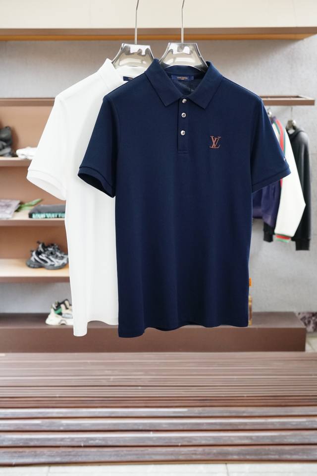 2025春夏系列新品 Lv 路易威登，男士标识短袖Polo衫延续经典彩条点缀 商务休闲翻领Polo恤.该款Polo衫采用丝光双面棉质珠地面料制成，隽永设计可跨越