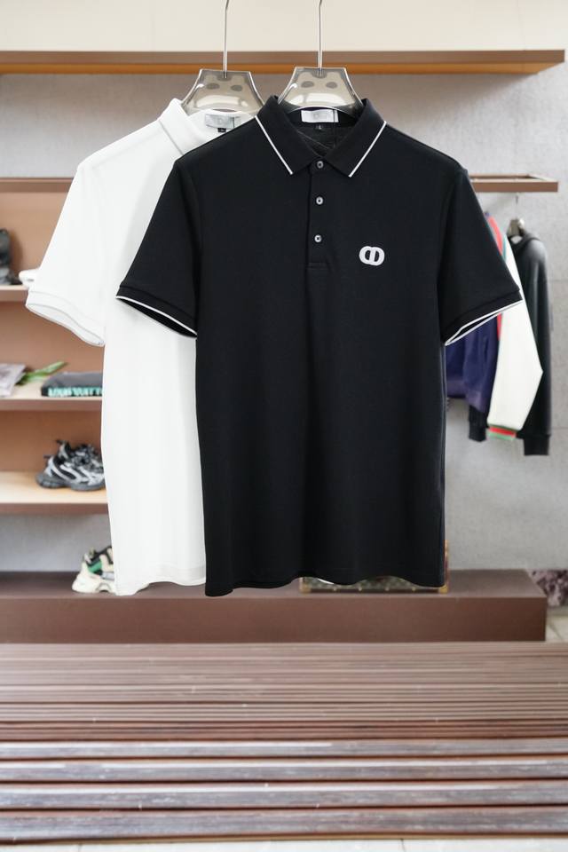 2025春夏系列新品 迪奥-Dior 男士标识短袖Polo衫延续经典彩条点缀 商务休闲翻领Polo恤.该款Polo衫采用丝光双面棉质珠地面料制成，隽永设计可跨越