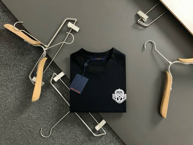 L牌*合身版型S-Xl 25春夏顶级黑色刺绣经典短袖，精致工艺专柜面料，顶级元素融合打造，经典短袖3标齐全，潮男时尚，无论是上身舒适度还是都是无可比拟的存在，可