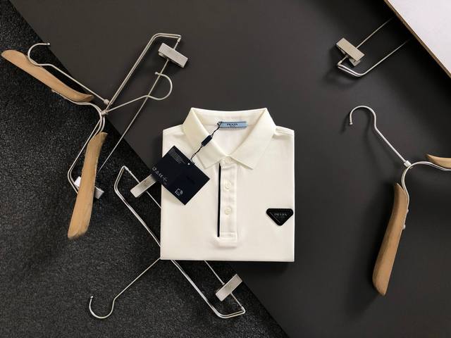 Prad*合身版型M-Xxxl 2025春夏拉链款金属三角标翻领Polo*精致工艺专柜面料，顶级元素融合打造，经典短袖3标齐全，潮男时尚，无论是上身舒适度还是都