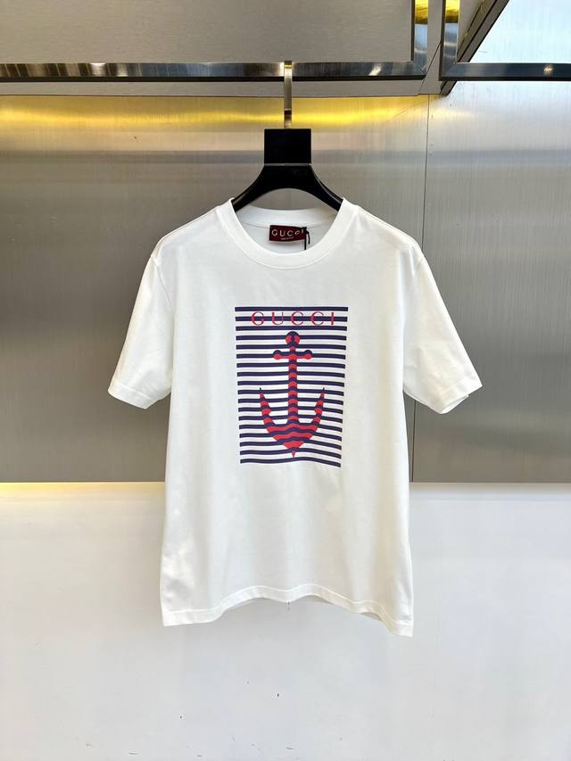 Gucci、2025春夏新品系列， 圆领短袖T恤，三标齐全、定制高克重同缸染欧棉面料，手感非常舒服，春夏最新砖柜同步，时尚又个性 超级百搭好看的一款 男女都非常
