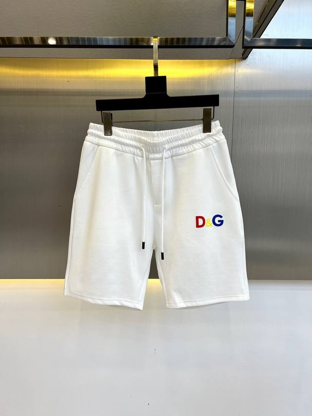 Dg、25S新款夏季休闲短裤！抽绳款经典Logo设计.简单高级.进口高密棉订制埃及棉面料，手感轻薄透气.舒适感满满.原厂五金质感满满.高级感强！整体视觉简单而不