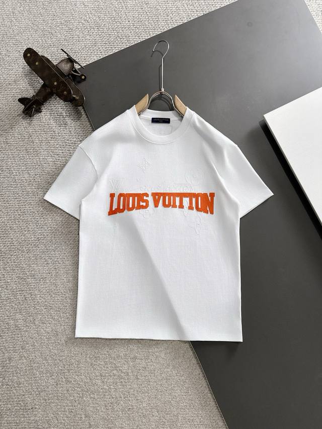 隔天出货 Lv 2025春夏新款 顶级品质 区别通货 重磅推出双纱纯棉面料短袖 春夏走秀款 个性独家款式 男女同款 采用进口定制定染面料 后领锁链底全包肩 过水