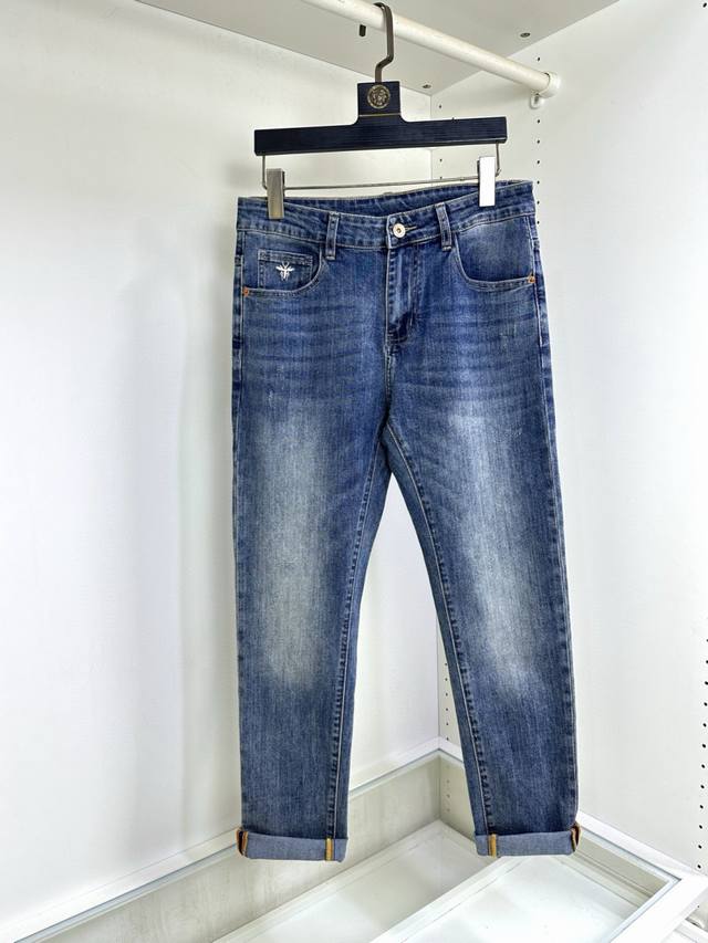 Dior迪奥 新款新品 专柜有售 实体店极品牛仔裤专柜原版1:1好货，适合各个年龄段。市场最高版本的欧洲进口面料。舒适柔软亲肤，上身效果超级棒时尚百搭，笔挺有型