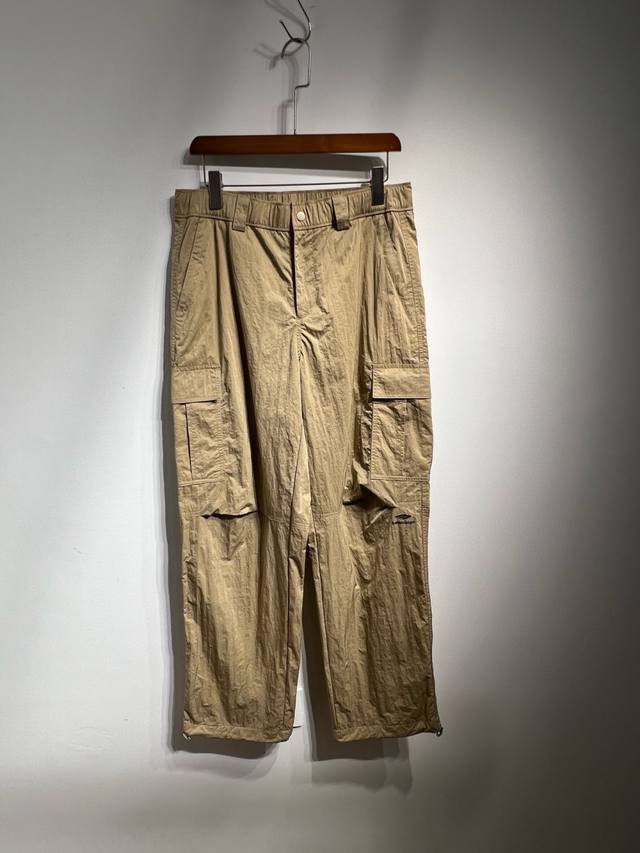 新品 巴黎世*Bal**户外工装。 亚洲这个户外代工厂P，数一数二。25款最新新款户外裤装。出口订单，老外客供夏季复合面料，帅气的版型 军版设计。膝盖立体 繁琐