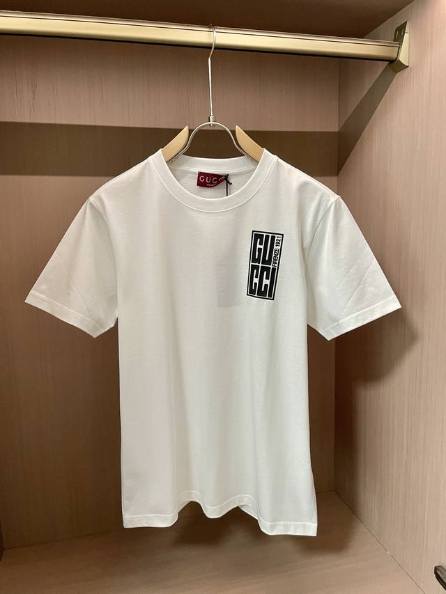 Gucci 2025春夏新品白色欧洲限定立体硅胶雕刻镂空字母工艺短袖T恤；同步柜台200克面料，同步经过洗水工艺处理，柔软细腻，并且做了抗氧化，抗皱处理，非常合