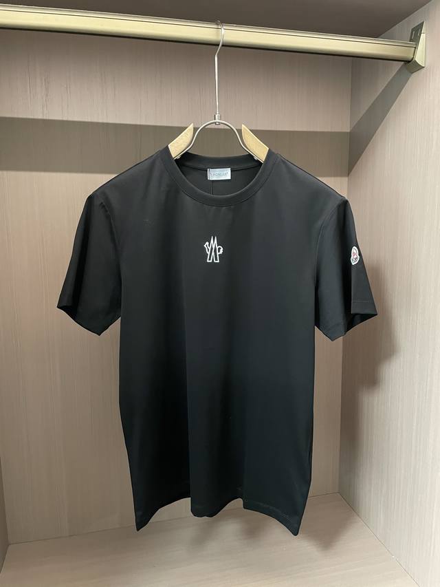 Moncler 2025春夏新品公鸡标识立体硅胶印花短袖T恤；定制180克100支双股丝光长绒棉面料，舒适透气的顶级面料，胸前公鸡图案标识立体硅胶印花工艺，袖口