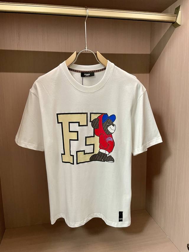 Fd 2025春夏新款男女同情侣款休闲棉质圆领短袖T恤衫！贸易公司渠道稀出，同步官网发售 ！ 2025春夏最新系列，经典时尚设计元素，为全新系列注入满满活力，这