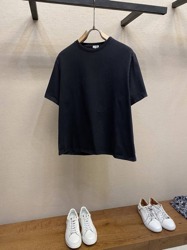 Loewe Loe贴布绣刺绣圆领短袖 原,500购买；纯棉质轻盈面料、衣袖饰有 Anagram 镂空设计、宽松版型、标准长度、圆领设计、罗纹衣领全套辅料配备 #