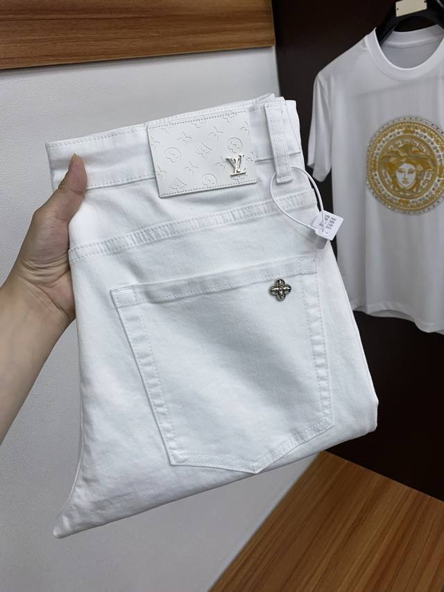 V 路易威登 25春夏新品 修身原单男士水洗牛仔裤纯血统品 每季必出的类型，无需质疑的热卖王牌单品，符合四季最佳的搭配色号 整体的风格延续了Slp的基调，通体融
