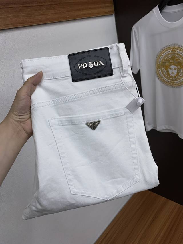 普拉达 25春夏新品 修身原单男士小直筒水洗牛仔裤纯血统品 每季必出的类型，无需质疑的热卖王牌单品，符合四季最佳的搭配色号 整体的风格延续了Slp的基调，通体融