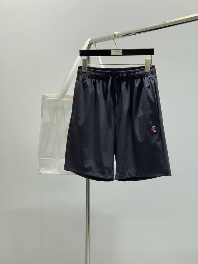 Moncler 蒙口，2025夏季最新品，专柜同步有售，原单狠货，时尚休闲短裤，采用进口原版面料，顶级印花工艺字母图案Logo，原版五金辅料装饰，简单而不失时尚