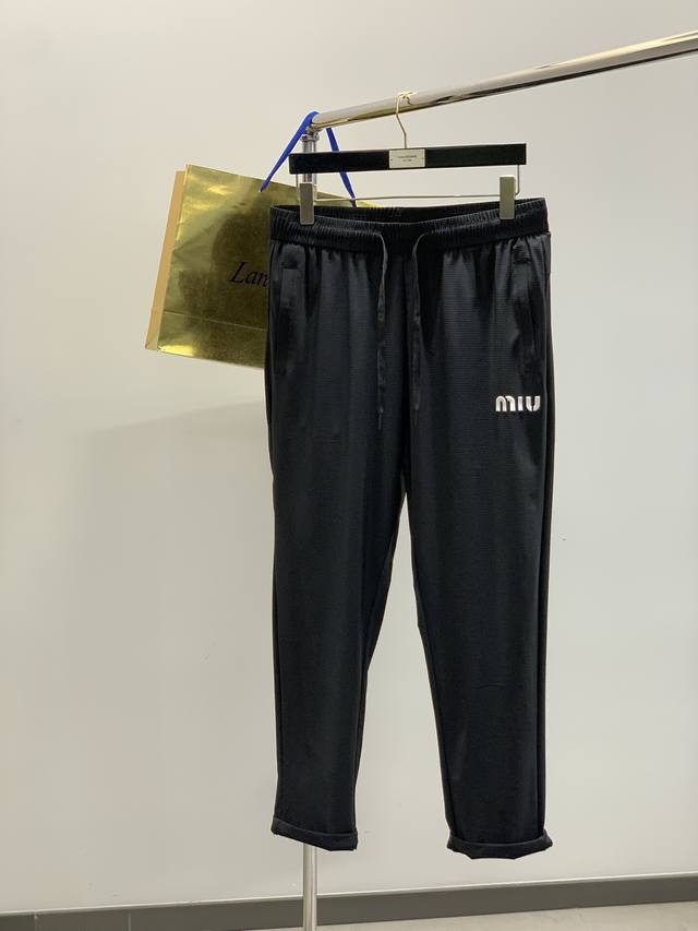 Miu Miu 2025春季最新品，专柜同步有售，原单狠货，时尚休闲裤，进口原版面料，上身舒适透气，顶级印花工艺字母图案装饰Logo，原版五金辅料装饰，档次极高