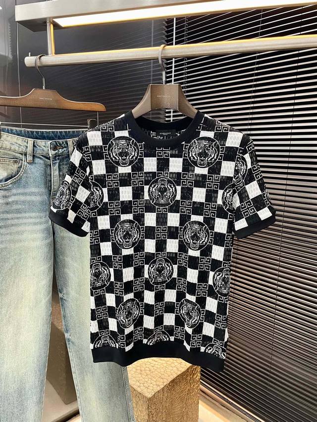 Givenchy- 纪梵希 系列 Vip高级定制 2025春夏季新款短袖 百搭款式 任何人都可以轻松驾驭 暗提花面料全订制 高定一等品锦纶面料 面料手感柔软，上