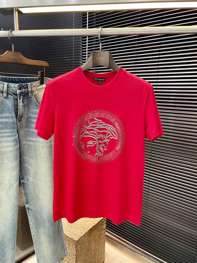 Versace- 范思哲 系列 Vip高级定制 2025春夏季新款短袖 百搭款式 任何人都可以轻松驾驭 面料全订制 高定一等品蚕丝棉面料 面料手感柔软，上身舒适