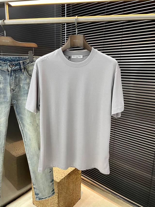 Dior- 迪奥 系列 Vip高级定制 2025春夏季新款短袖 百搭款式 任何人都可以轻松驾驭 面料全订制 高定一等品棉面料 面料手感柔软，上身舒适柔软 简约的
