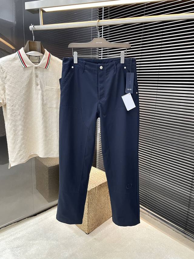 Dior- 迪奥 2025春夏季新款海军蓝工装牛仔裤，这款工装牛仔裤以休闲剪裁重新诠释工装风格。采用海军蓝色棉质牛仔布精心制作，六口袋设计，正面点缀以Cd Ic