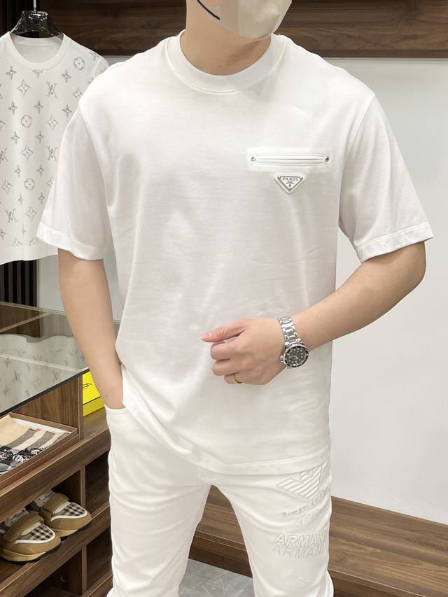 Prada 普拉达-2540Ss夏季新款 专柜时尚大爆款圆领T恤，休闲时尚外穿 内搭必备款，舒适好看上身可见 定制进口高端丝光面料，手感细腻丝滑有质感，上身舒适