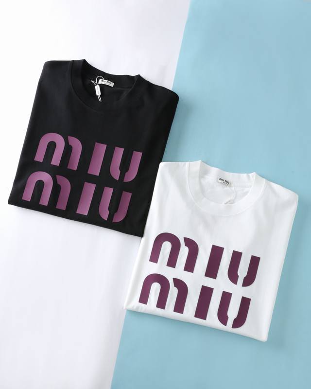 Miu M* 缪* 2025Ss夏季新款，男女同款经典字母胶印标识时尚宽松圆领短袖T恤衫！甄选客供 G纯棉材质，呈现出清晰的横向条纹，平滑且匀整，光泽度极佳，展