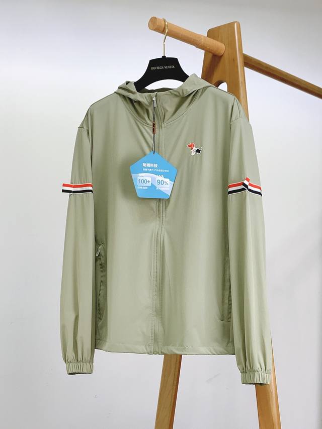 Thom Browne 汤姆 布朗 2025Ss春夏新品 休闲连帽防晒服。100%聚酯纤维面料客供进口呢龙材质,质感超级轻柔,上身轻盈无负担、无束缚，可供五金装