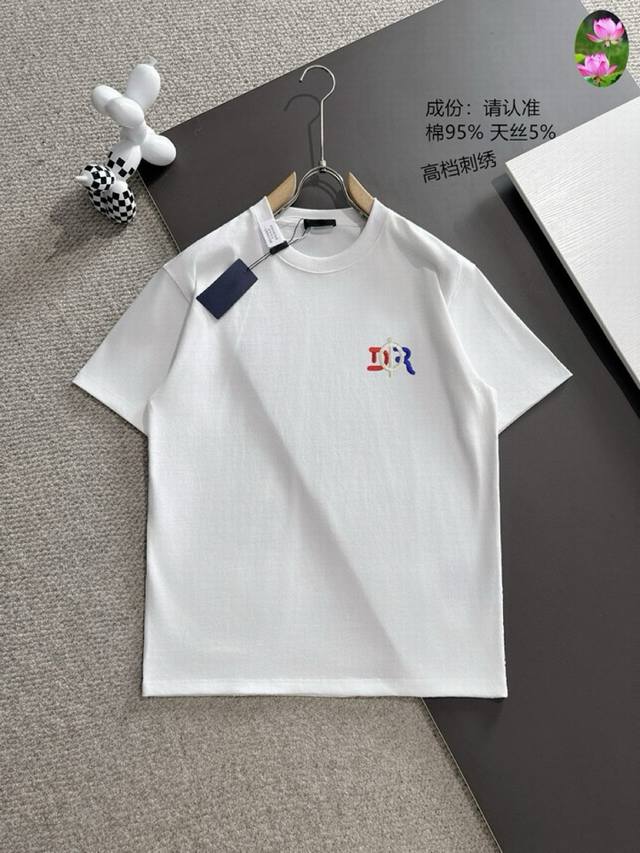 迪奥 2025夏季新款 高端定制面料短袖T， 全球顶级男装，简约时尚，从容百搭，大气优雅 极度舒适体验 高端面料 色泽鲜艳 极致顺滑触感 细腻不易起皱 奢华高贵
