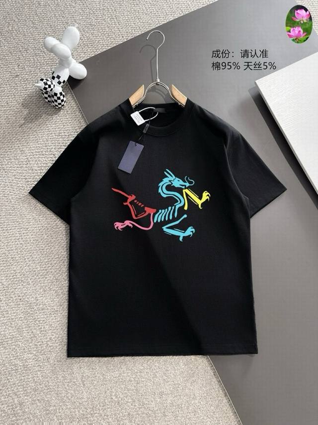 始祖鸟 2025夏季新款 高端定制面料短袖T， 全球顶级男装，简约时尚，从容百搭，大气优雅 极度舒适体验 高端面料 色泽鲜艳 极致顺滑触感 细腻不易起皱 奢华高