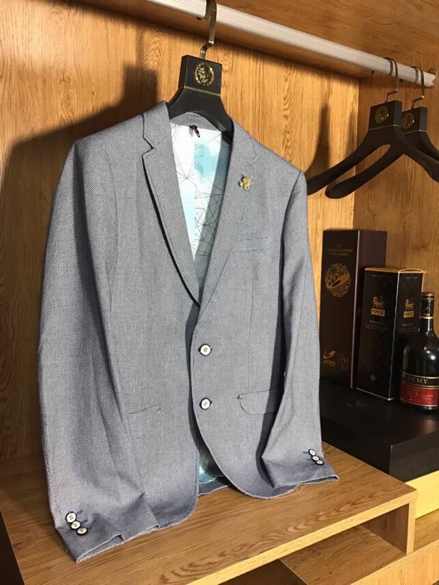 Burberry 羊毛单西 采用定制100%美丽诺羊毛面料，手感柔软而细腻，光泽和弹性较好，上身后显得极为修身，且具有知性的优雅。铜氨丝内衬，衔接完美，缝合精密