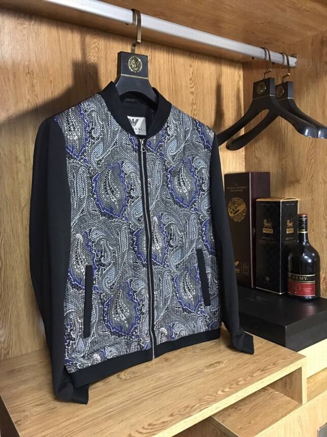 店主力荐！主推爆款！当天出货 阿玛尼 Armani 爆款风衣夹克官网同步新品 售价12870+，全国各大几乎断货客供面料 质感独特 手感舒适顺滑原厂五金配件 其