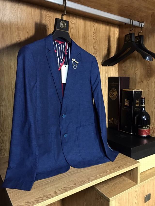 店主力荐！主推爆款！当天出货 阿玛尼 Armani 新品原单西装上衣 年度最具代表性时尚设计元素 选用进口面料 质地非常好 错过不再有！实穿率极其高、上身非常帅